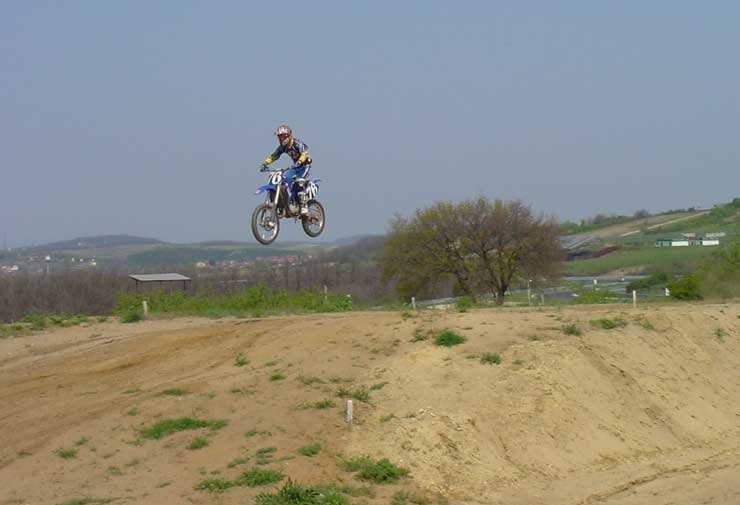 8439_76233_1000x700.jpg | Vezess | Vezess Jó állapotban volt a pálya, így a 250-es gépeket megközelítő időket értek el a juniorok 125 köbcentiben