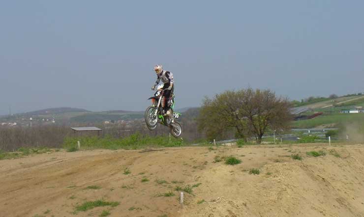 8439_76235_1000x700.jpg | Vezess | Vezess 67 versenyző nevezett a piliscsévi EB-futamra. A képek illusztrációk, a magyar versenyzők hungaroringi edzésén készültek