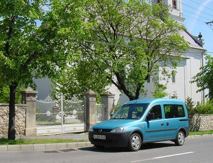 Teszt: Opel Combo Tour Comfort 1.6 - Kinek az autója? Opel Combo Tour Comfort 1.6