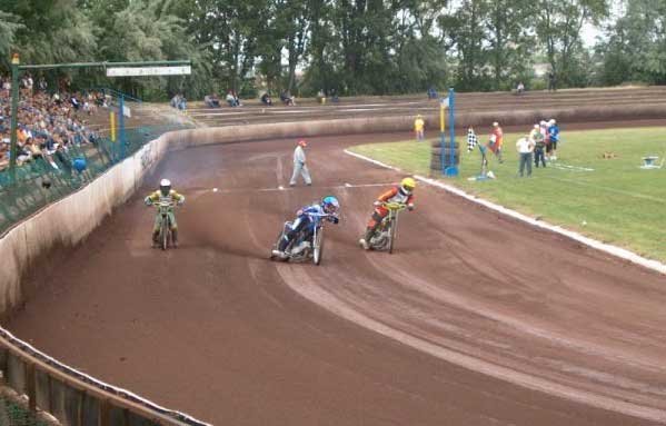 Salakmotorozás lámpafénynél június 29-én