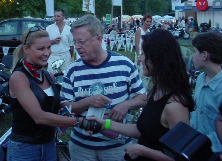 Több ismert személyiség is eljött Alsóörsre, köztük Barta Sylvia