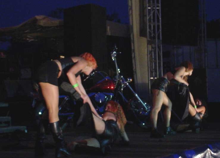 Szombaton és vasárnap is volt divatbemutató az esti húzó zenekar fellépése előtt