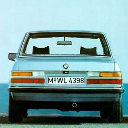 Ebből a szériából már volt M5, az M1-es négyszelepes hathengeresét kapta, ahogy sokunk álomautója, az M 635 CSi is