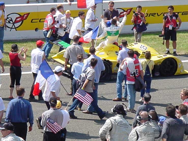 Néhány perccel a leintés előtt kapott defektet a WR Peugeot, és ezzel át kellett engednie az LMP675 első helyét a Reynardnak