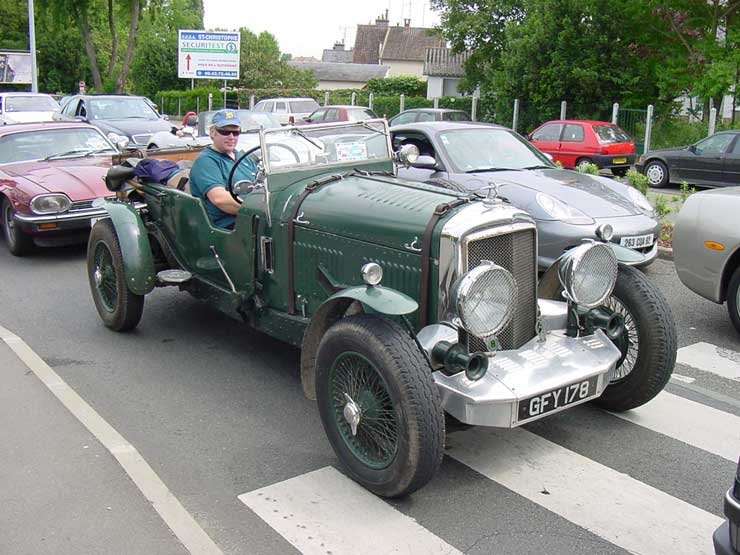 Ez az 1927-es Bentley saját lábán jött át Angliából. Ha az utasok bírják idegekkel, megfutja a százat