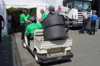 A használt gumikat ilyen kocsikon viszik a buszba, ahol alaposan kielemzik őket