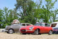 Jaguar E-Type a 60-as és Bentley a 40-es évekből. Az angolok megadják a módját az utazásnak