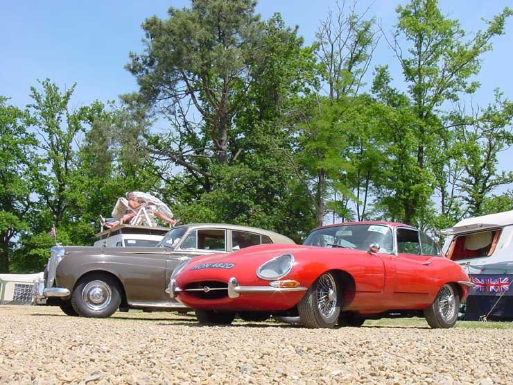 Jaguar E-Type a 60-as és Bentley a 40-es évekből. Az angolok megadják a módját az utazásnak