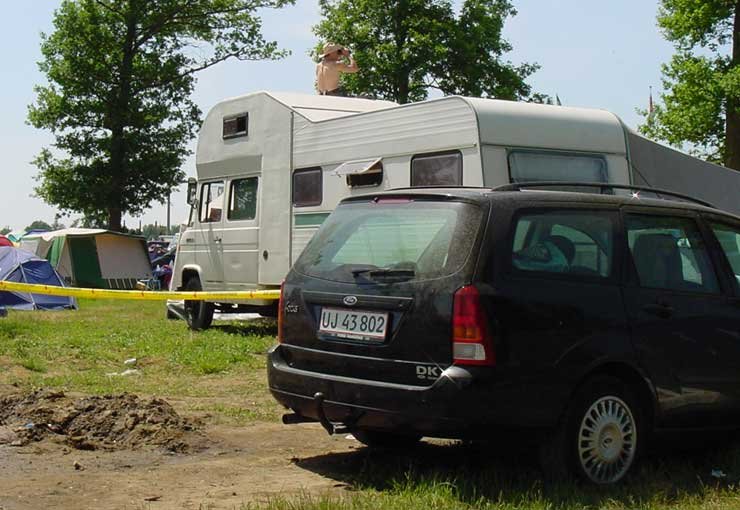 Ez nem a balatonakarattyai kemping, hanem Le Mans, a lakókocsi tetejéről pedig nem a csajokat, hanem az autókat kukkolja a messziről jött szurkoló