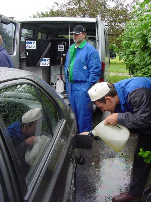 A tankot induláskor és érkezéskor pontosan teletöltötték