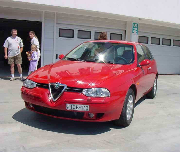 8339_75767_1000x700.jpg | Vezess | Vezess A modellfrissítés utáni 156-osokat is jó volt vezetni a ringen. A kormányzás ezekben is nagyon közvetlen