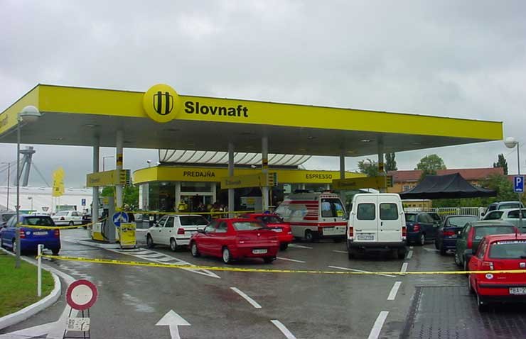 A közlejövőben megváltozik a Slovnaft kutak arculata. A képen az új designelvek szerint kialakított töltőállomás