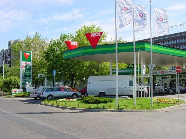 Péntektől olcsóbb lesz a benzin, de hétfőtől ismét drágul