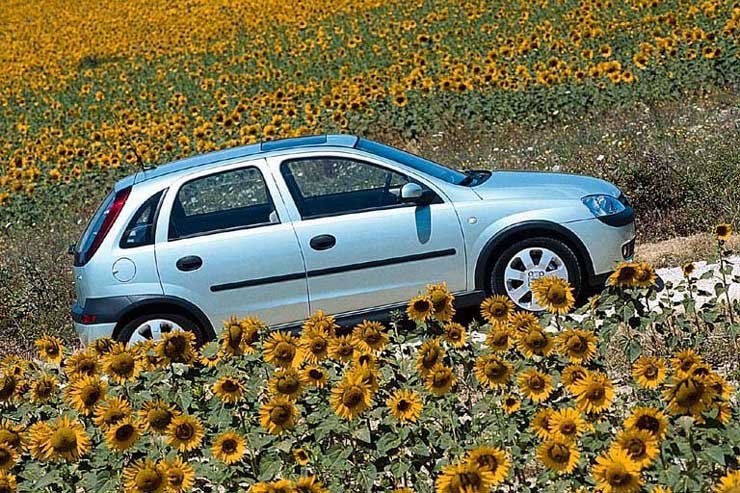 A Corsa szerény modellfrissítéssel indul a 2003-as modellévnek. Jövő nyárra szériaéretté válhat a 160 lovas Corsa OPC, amelybe 1,6 literes turbómotor kerül