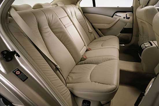 A Pre-Safe a motoros ülésállítás segítségével az ütközés átvészeléséhez optimális helyzetbe hozza a hátsó utasokat is