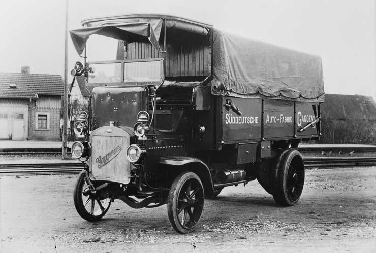 A Daimler Motoren Gesellschaft és a Benz & Cie. 1923-ra egymástól függetlenül fejlesztette ki első dízelmotoros tehergépkocsiját