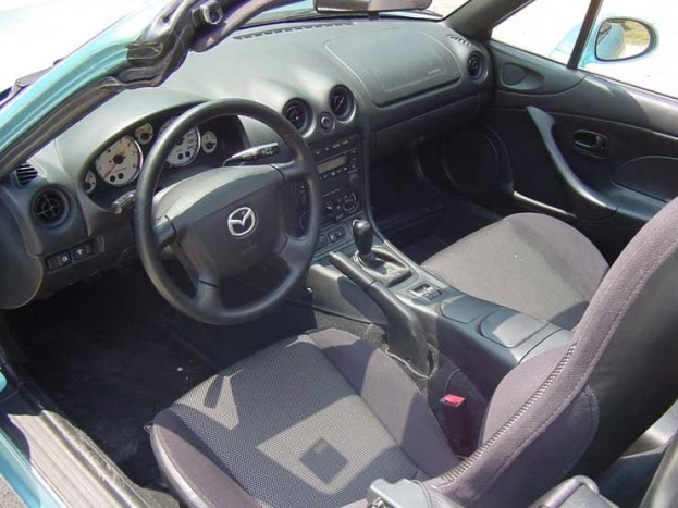 A kormánykerék túl nagy és nem is állítható, de közvetlen, ez pont elég