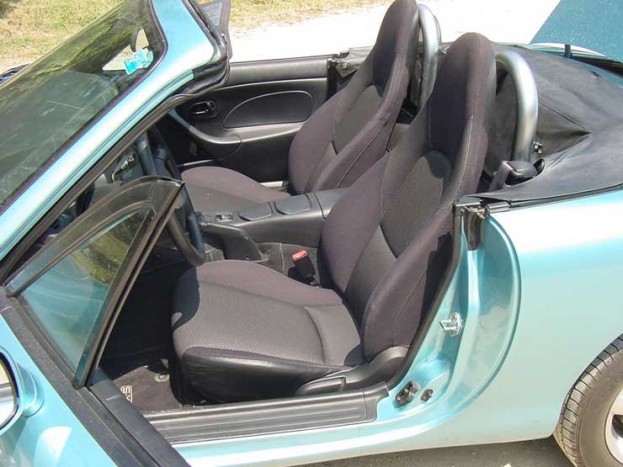 A vezetőt egyik oldalról a kardánalagút, másikról az ajtó szorítja satuba