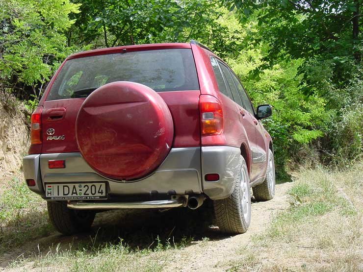 A teljes méretű pótkereket a az ajtóra szerelték. A hátra látást alig zavarja az ötödik kerék