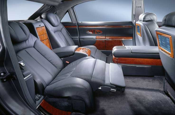 A hosszú tengelytávú Maybach 62-ben 157 centiméteres a hely a hátsó üléstámla és az első ülések között