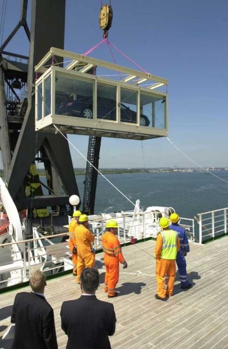 Üvegkonténerben utazott a Maybach, Southamptonban rakták hajóra és New Yorkban rakodták ki