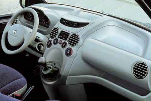 A váltókar jól elérhetően a műszerfalon kapott helyet