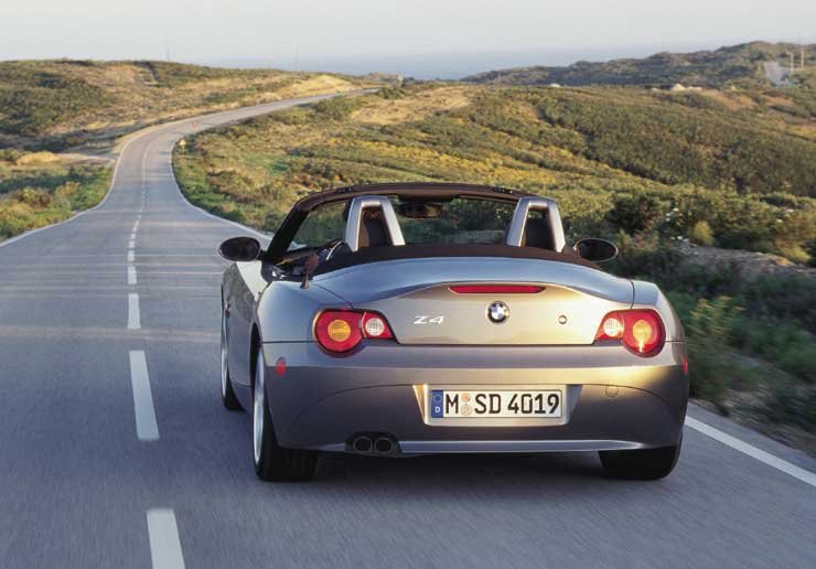 A 192 lóerős autóhoz ötfokozatú, a 231 lovas Z4-hez hatfokozatú kézi váltó jár