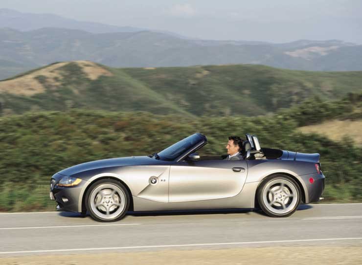 A tető Z alakban hajtható le. A formatervezés a flame surfacing design (lángoló felület) szerinti, tehát homorú és domború felületek, kemény élek és lágy gömbölyítések összjátéka