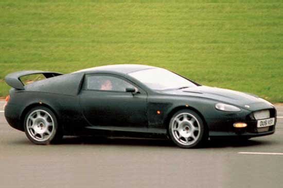 2004-ben kis Aston Martin
