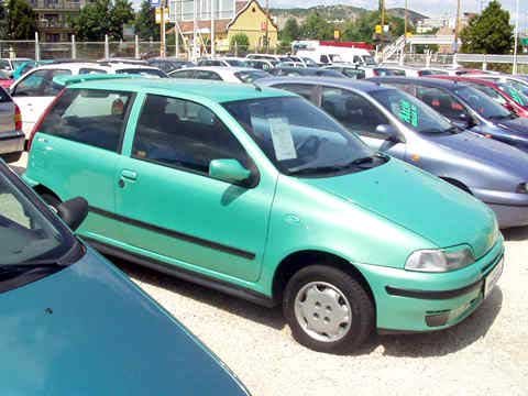 Másfél millió felett már jobban felszerelt és nagyobb motorral futó Fiat Punto is van a használtautó-telepeken