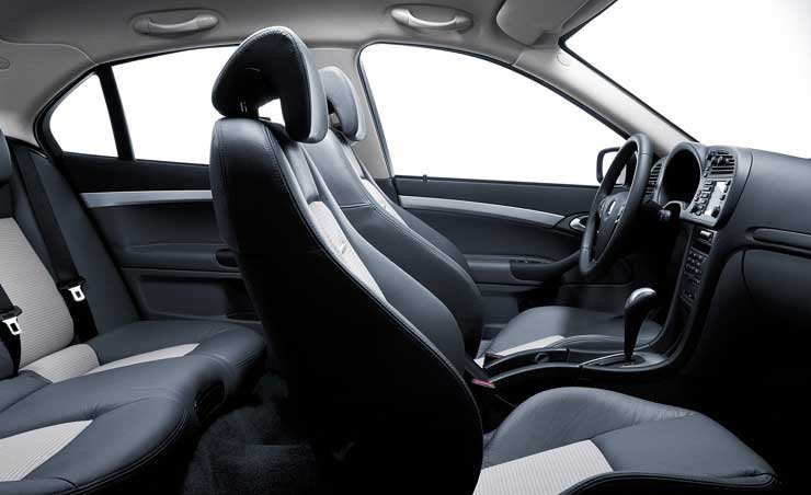 Alapáron manuális, egyzónás klímaberendezés jár, négy elektromos ablakkal