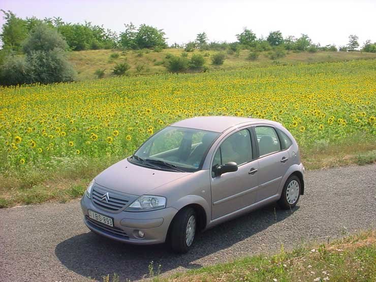 Hosszú úton igen előnyös, hogy az autó nagyon csendes. Alig hallani a motorzajt, sőt, durvább aszfalton csak a gördülési zaj hallatszik, amit a gyári zene simán elnyom