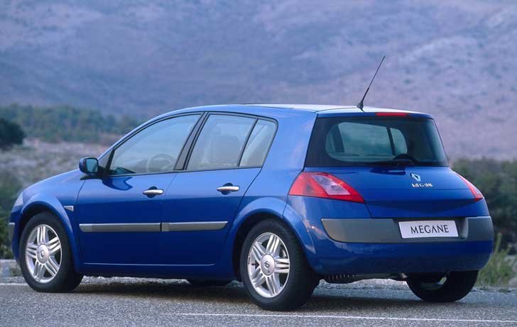 A far az Avantime-ra emlékeztet