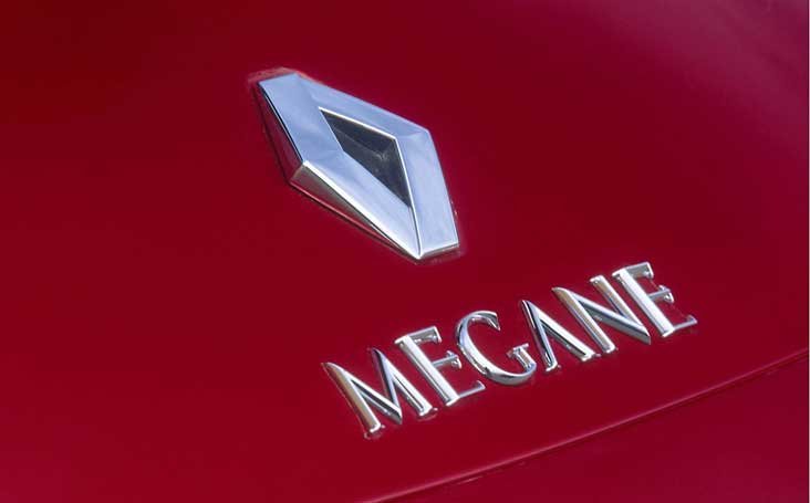 A típusjelzésben csak a rombusz és a modellnév szerepel, a Renault felirat nem