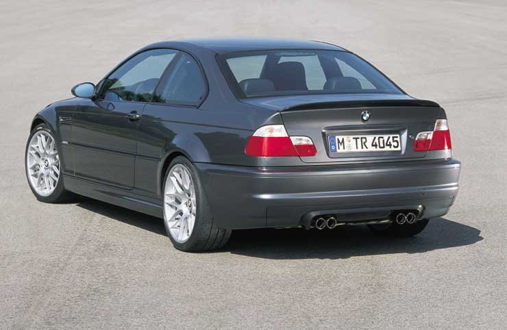 A széria M3 5,2 másodperc körül gyorsul százra, a CSL nyilván még ennél is jobban megy. A CSL-ben is maradt a látványkipufogó: négy cső, hat hengernek