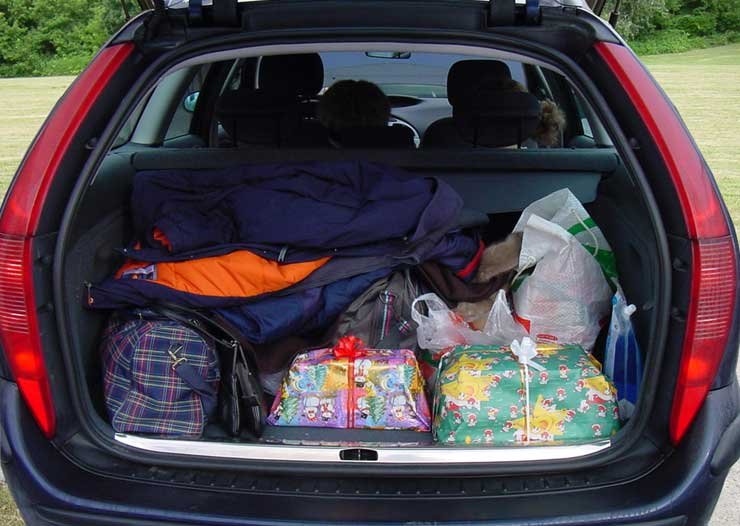 Legalább a nagy és nehéz csomagokat rögzítsük a csomagtartóban kialakított fülekhez