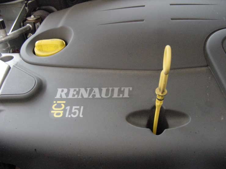 Több ezer kilométeres út előtt a modern autókban is illik ellenőrizni és, ha kell, korrigálni az olajszintet, a hűtő és a fékfolyadékszintet