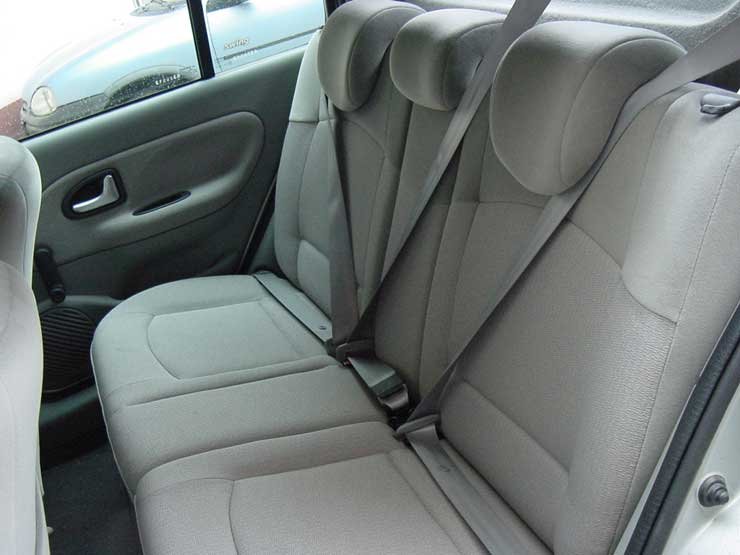 Ha hátul nem ül senki, akkor is csatoljuk be az öveket, mert a nehéz bőröndök áttörhetik a háttámlát ütközéskor