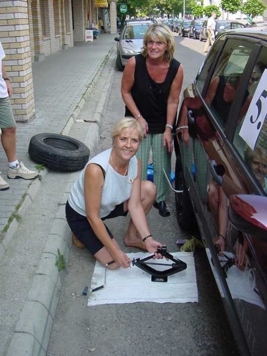 8106_74536_1000x700.jpg | Vezess | Vezess A kerékcsere az Első Borbarát Hölgyek Egyesületének sem okozott gondot, férfiakat megszégyenítő tempóban teljesítették a feladatot