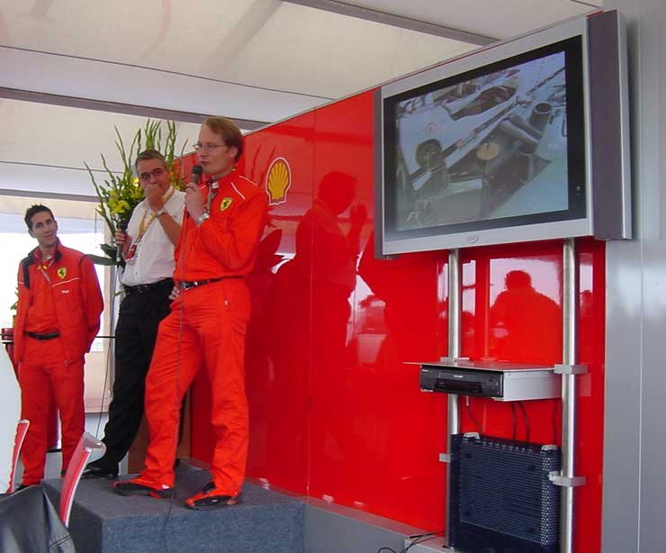 8115_74562_1000x700.jpg | Vezess | Vezess Minden futamon ott van a Shell szakembere, Tobias Tasche (a képen mikrofonnal a kezében) és csapata, akik laboratóriumukban folyamatosan elemzik a mintákat