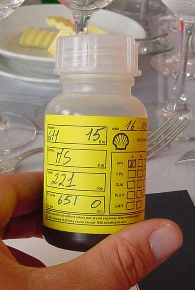 8115_74568_1000x700.jpg | Vezess | Vezess Az egyik olajminta az 1-es számú Ferrari motorjából 15 kilométer megtétele után