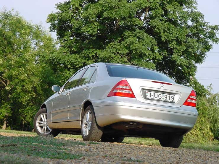 A típusjelzés nélküli farrész miatt nézték autónak S- és E-Mercedesnek is