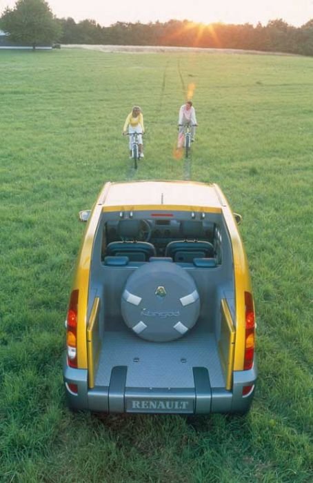 Az utasteret motoros üvegajtó választja el a platótól