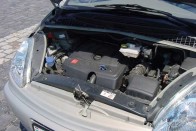 A HDi motor a legalsó fordulatszám-tartományt elkerülve jól mozgatja a Citroënt
