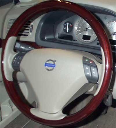 A V70 és S80 modellekbe is rendelhető a háromküllős, fa karimájú kormány, középen az új emblémával