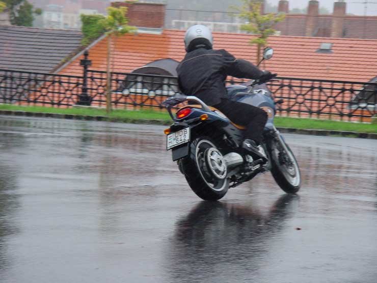 A feszes futómű jól vizsgázott, bár a funduro-t az állandó eső miatt csak aszfalton próbáltuk ki