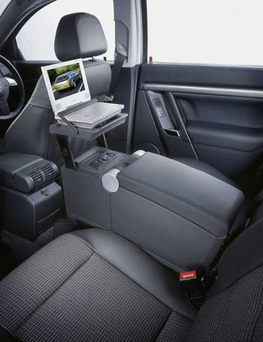 Többfunkciós utazó asszisztens a két hátsó ülés között