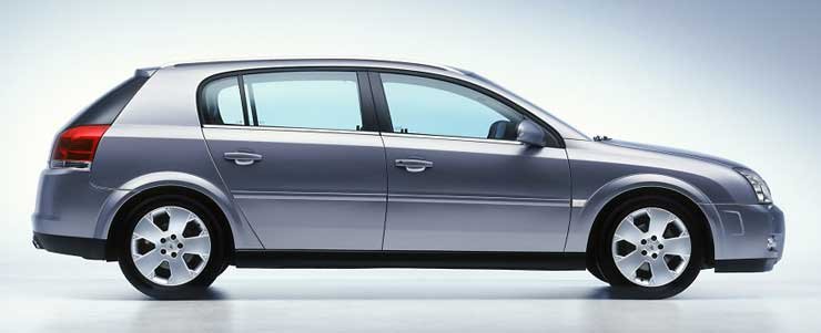 Oldalnézetből a legjellegzetesebb a Signum egyedi formája