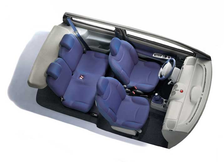 Egyedi a Zébulon üléshuzata, a bőrborítású kormány és váltókar