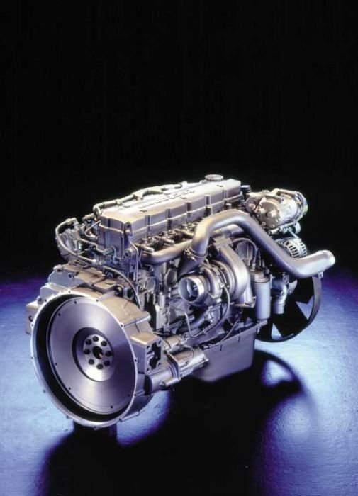 A Tector még a 170 lóerős teljesítményt is négyhengeres motorral biztosítja. A hathengereseknél könnyebb motor miatt nagyobb a hasznos teherbírás